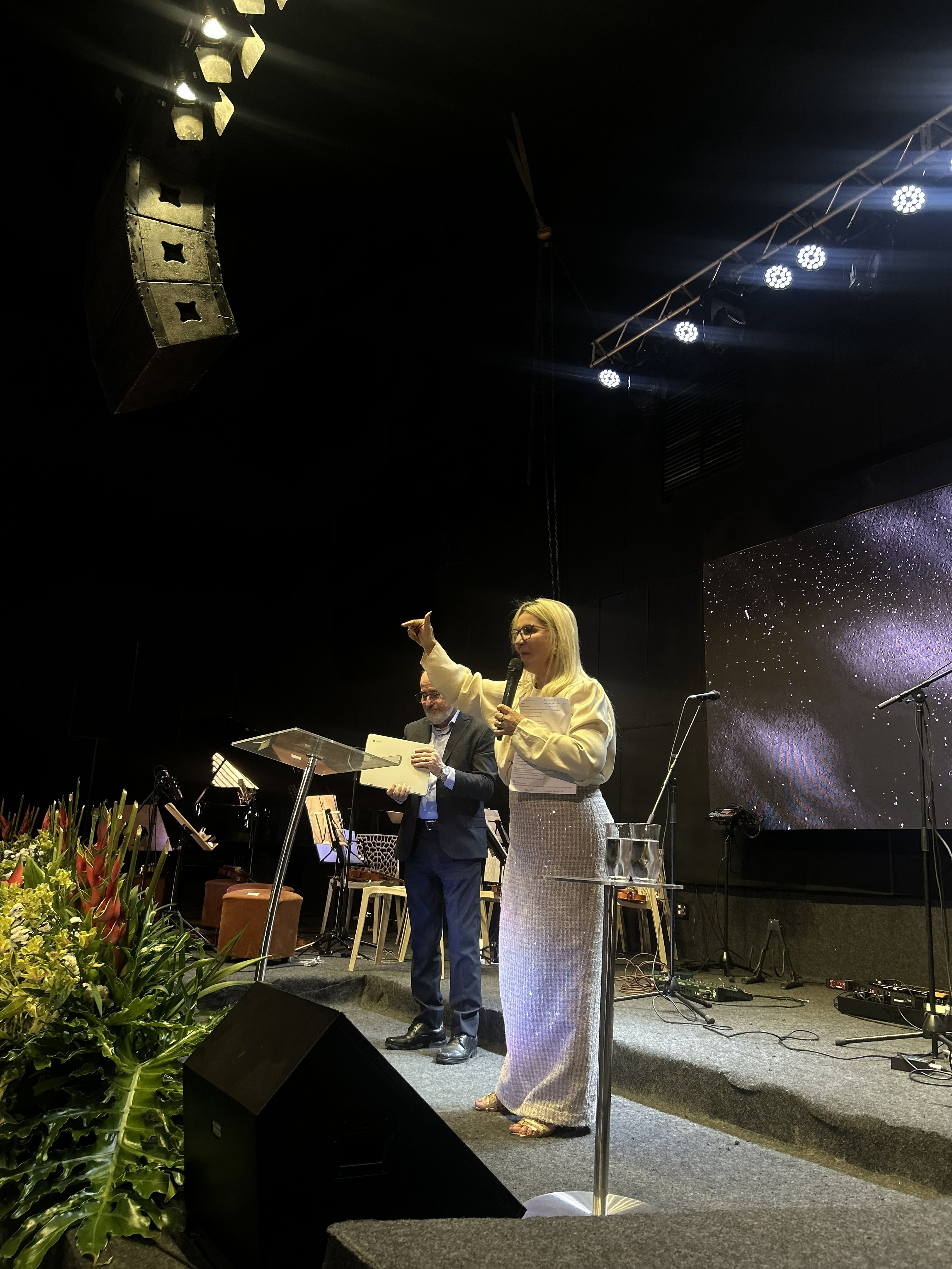 Foto do evento de 51 Anos: Multidão no templo